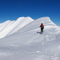 la semplice cresta meridionale del Piz Guw. Sullo sfondo, da sin., il Crap Grisch e il Tällihorn.