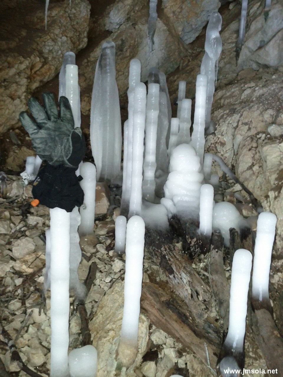Fantastiques stalagmites dans la 1ere grotte