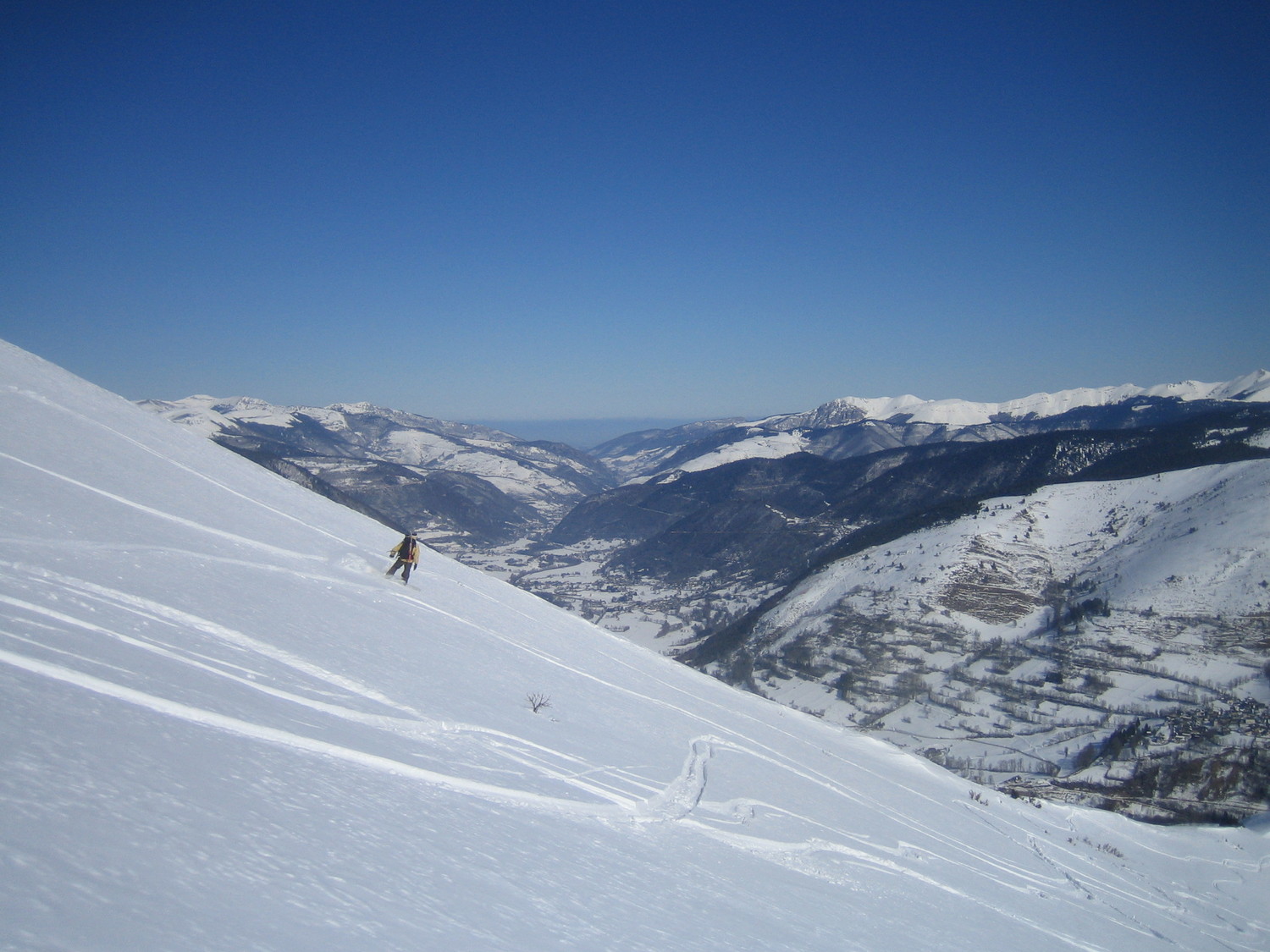 descente avec la vallée en fond