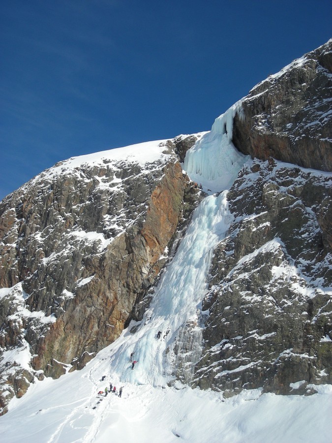 Quelques personnes dans la cascade