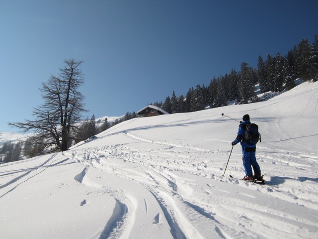 vue sur le sommet de la Croix de Javerne depuis les chalets