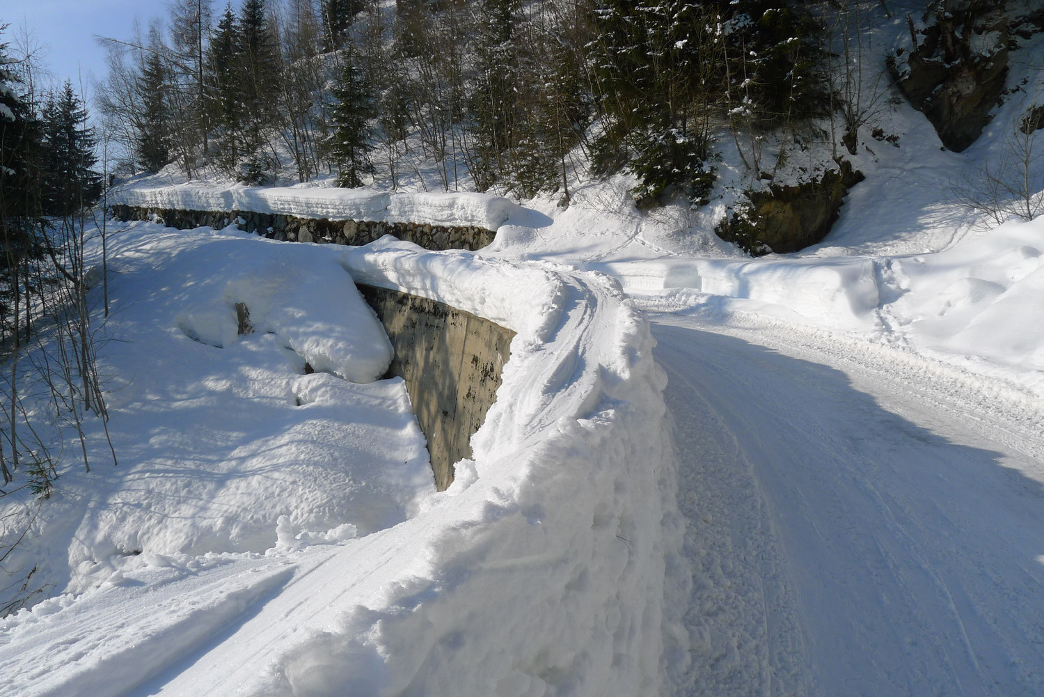 La route de Finhaut - La Léchère. A la descente, passage sur le muret