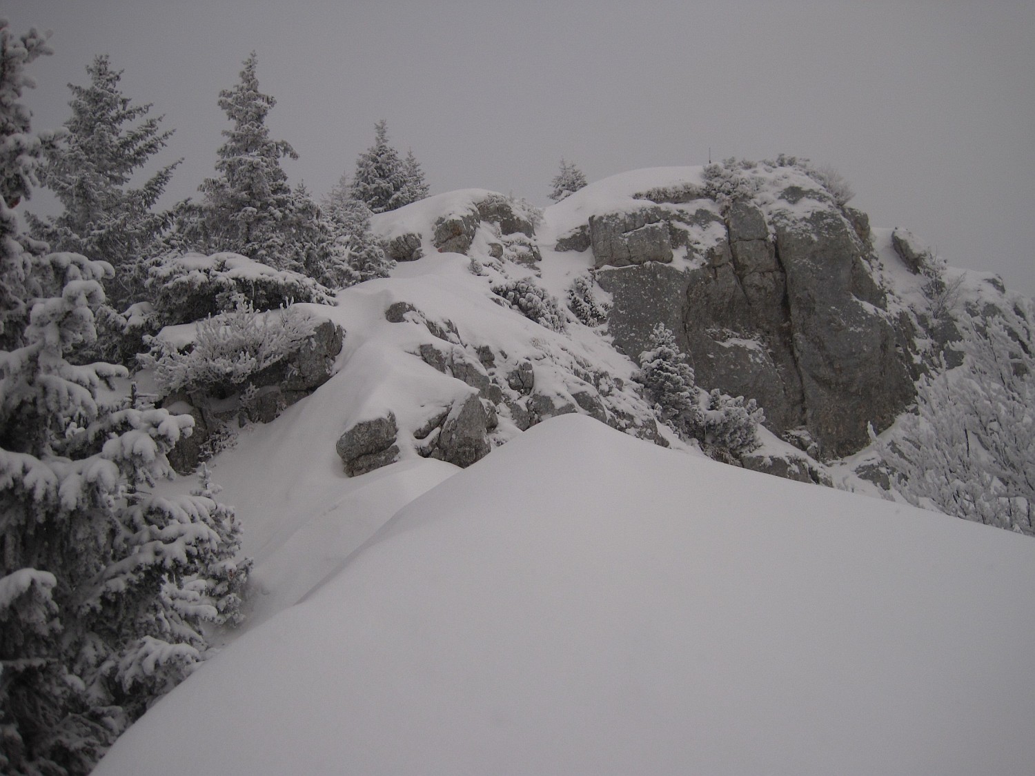 Le final de l'arête SW. On aperçoit le haut de la croix sommitale
