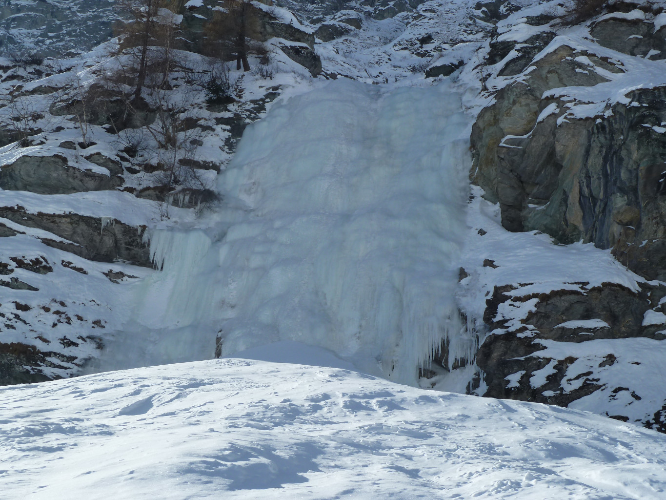 La cascade des chamois, d'où le soleil a déjà disparu vers 13h