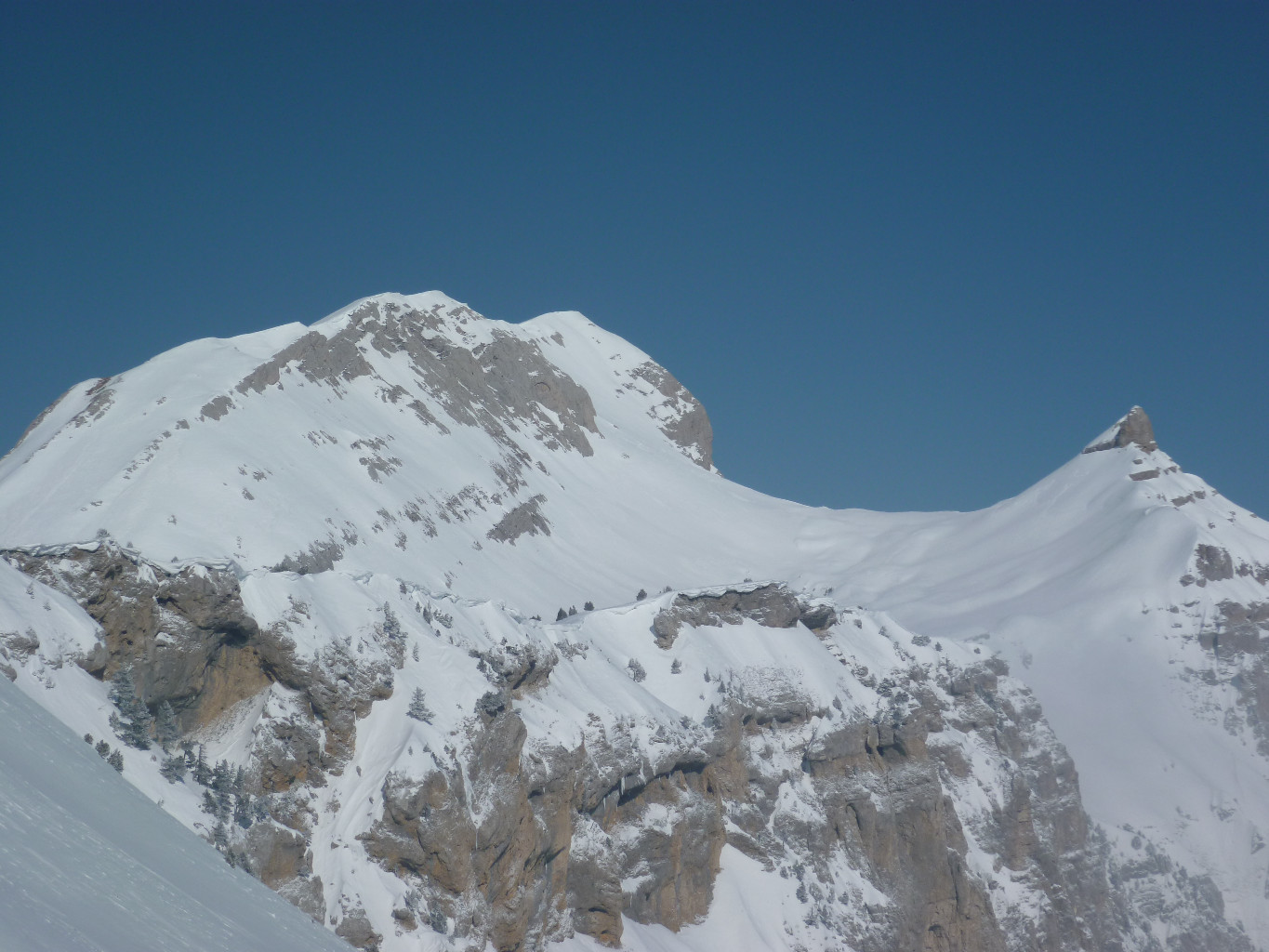 La pente SE du Grand Veymont est bien enneigée