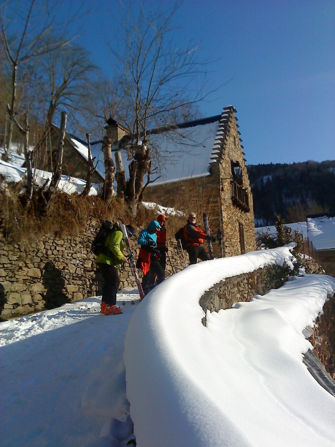 retour au coeur du village de gouaux
