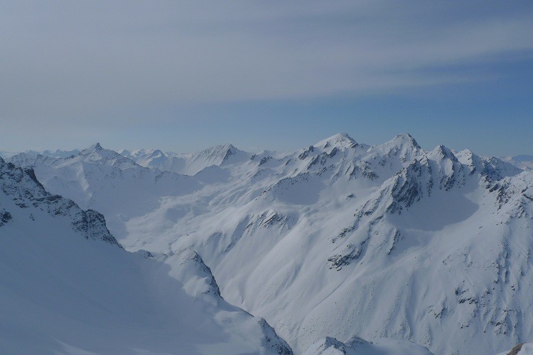 Il vallone di Welschtobel con visibili (partendo da sx) il Pizzo Naira, l'Aroser Rothorn e l'Erzhorn