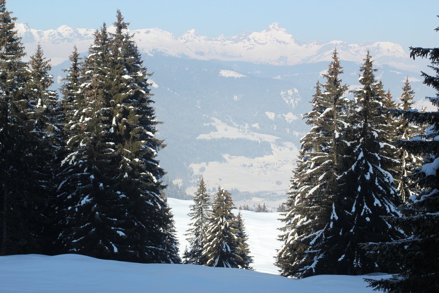 Pointe percée au loin