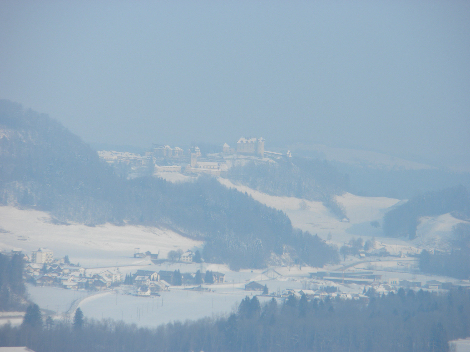 Vue sur le château de Gruyère à travers la brume