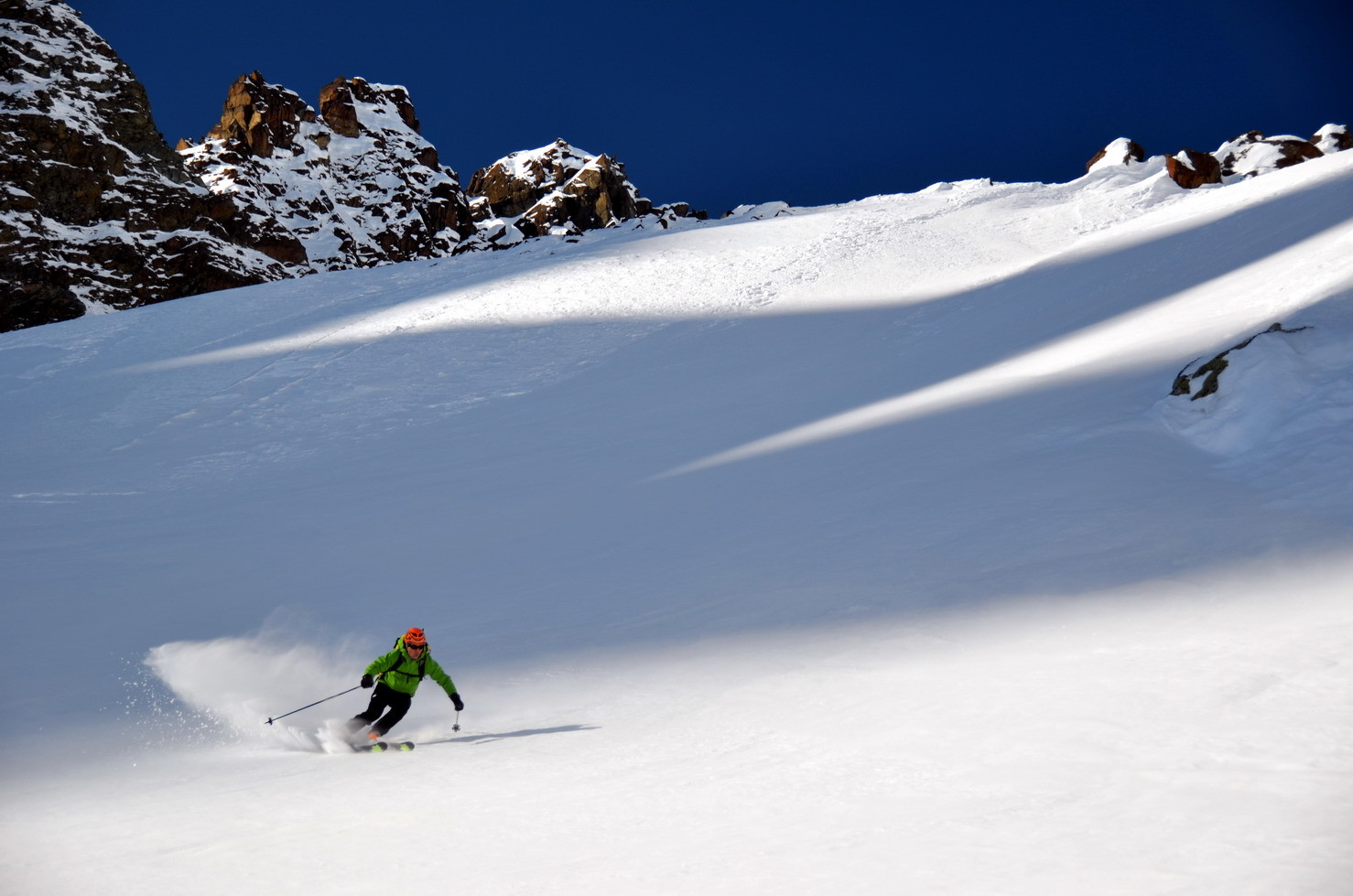 Buona neve portante sotto il Passo di Crampiolo