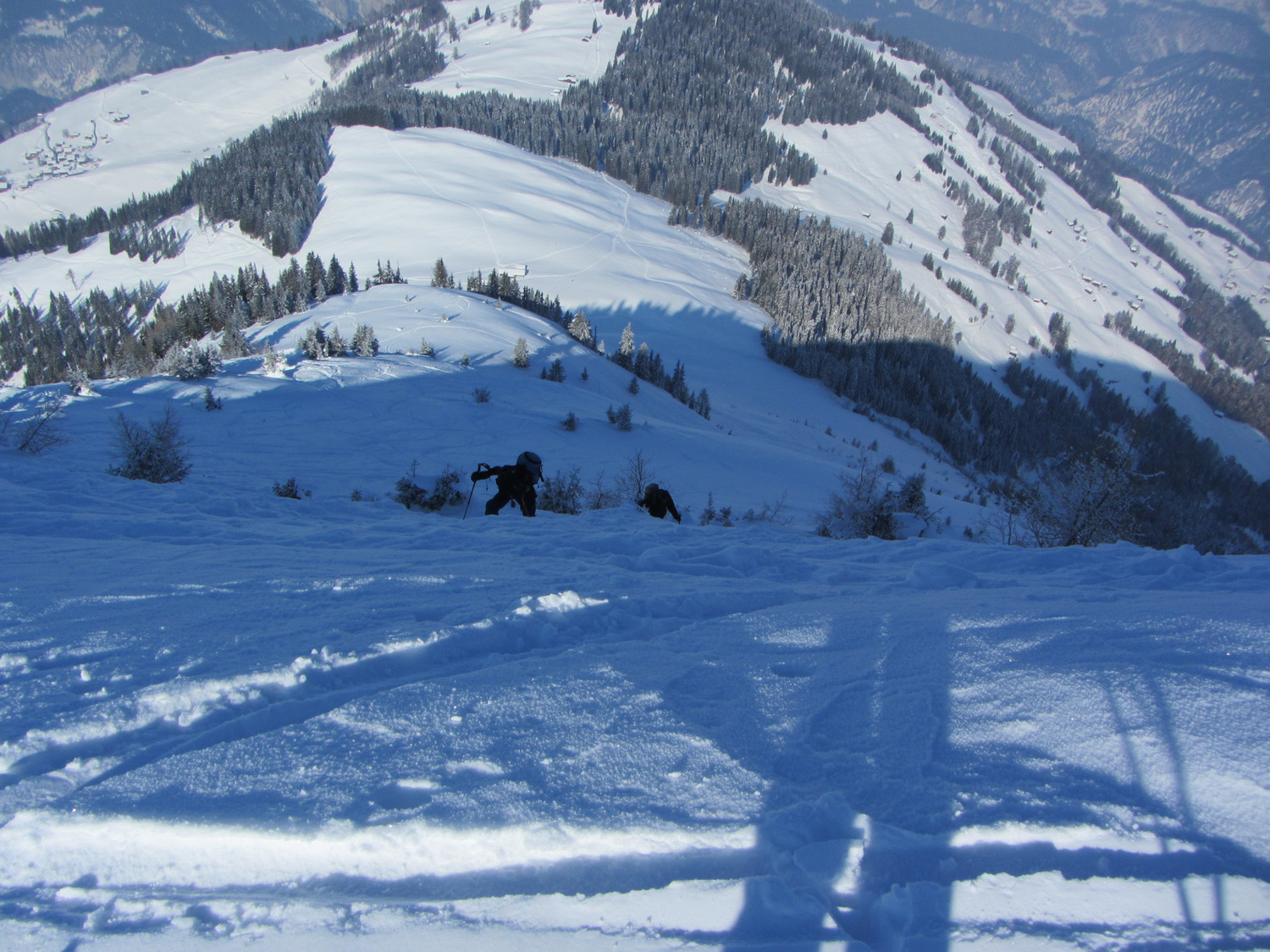 Salendo allo Schluechtli. In azione sul ripido sopra Bruner Alp.