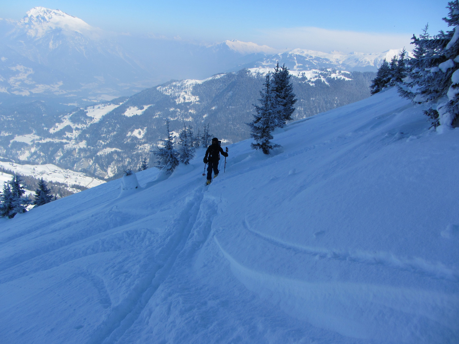 Salendo allo Schluechtli. Polvere sui pendii dopo Bruner Alp.