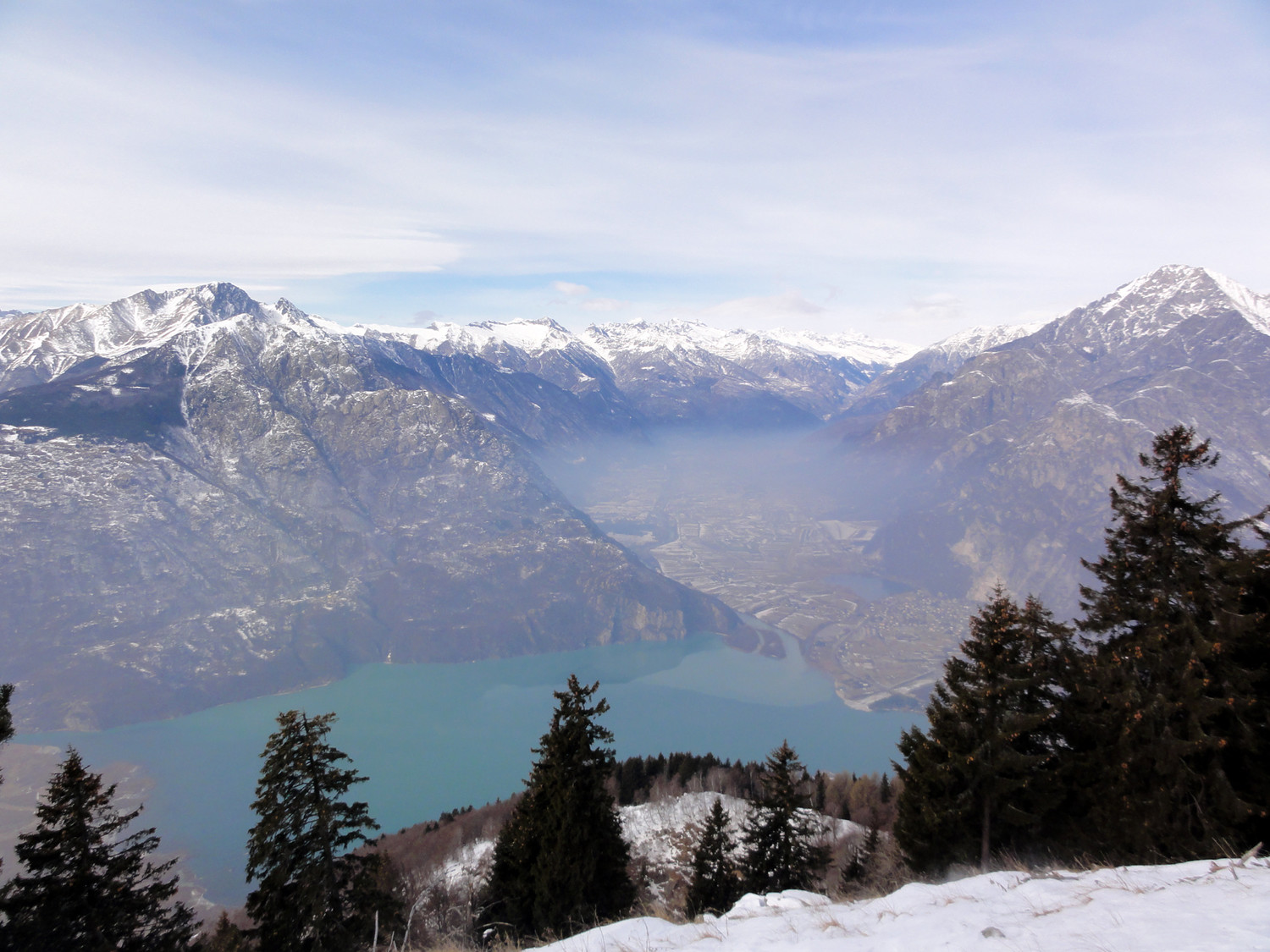 Il lago di Novate Mezzola e la val Chiavenna dalla creste del monte Bassetta