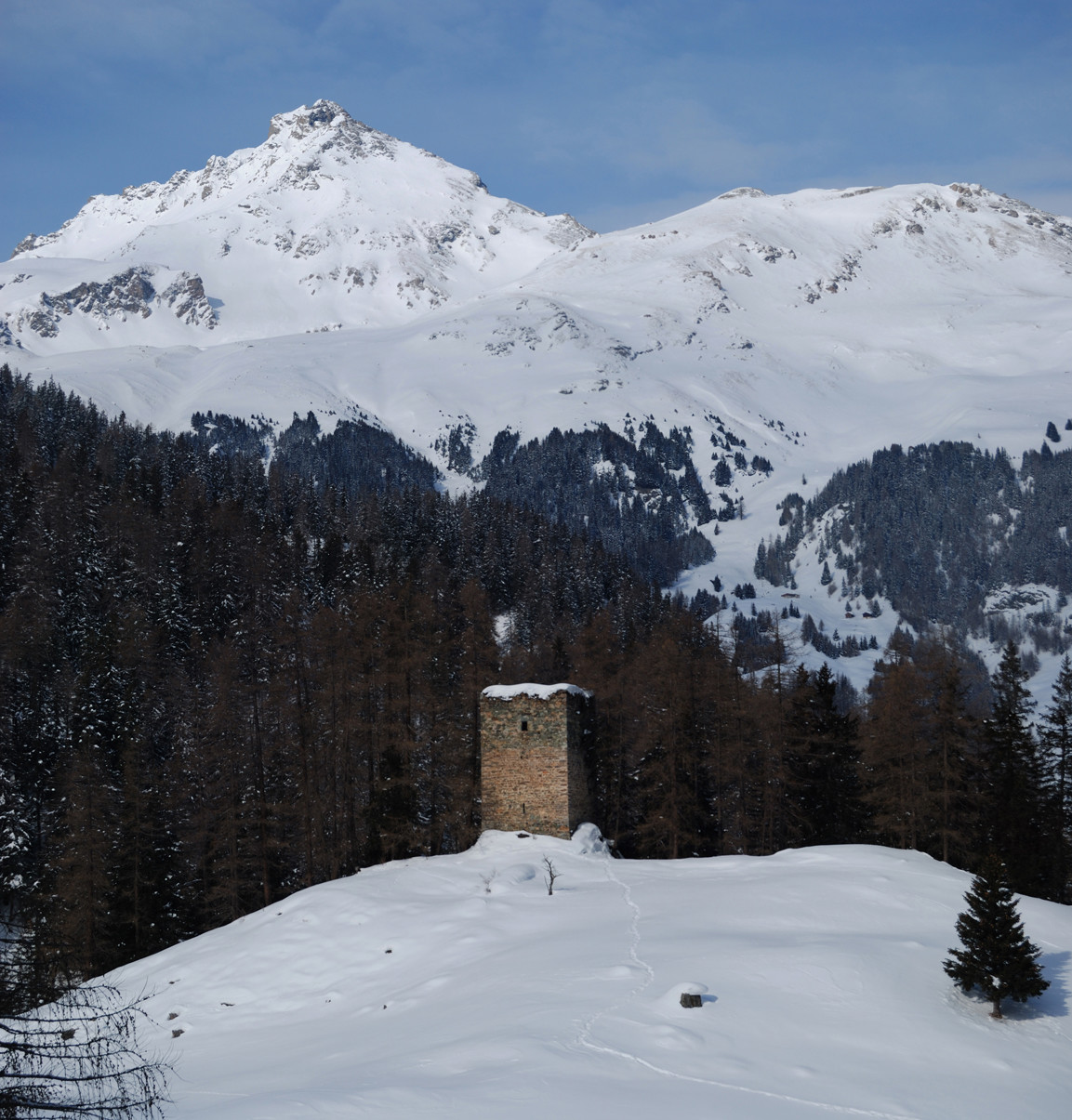La torre di Spliatsch 1589m, sullo sfondo il Piz Arblatsch 3203m e a destra il Piz Spegnas 2628m