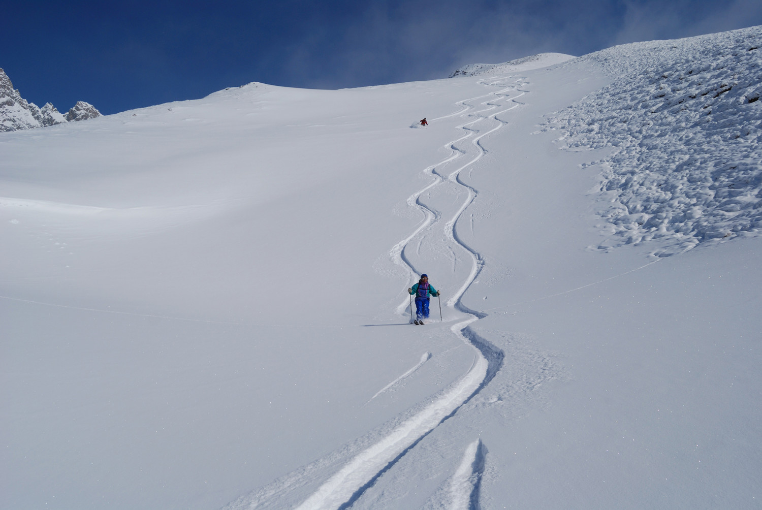 Lorenzo e Roberto durante la discesa dal Tgant Son Martegn, su neve spettacolare