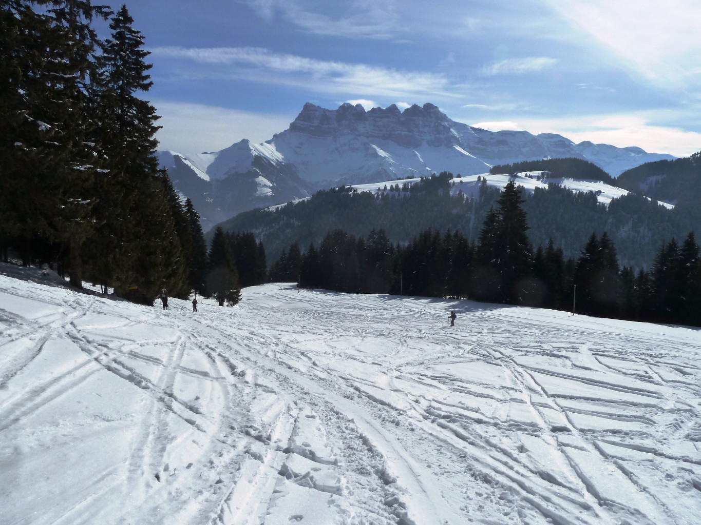 Domaine skiable sur la droite, forêt des Ecottis sur la gauche et Dents du Midi pour cadre