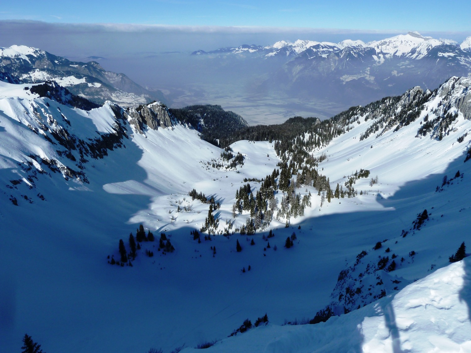 Au sommet, le magnifique vallon de la Dreveneuse et la plaine du Rhône