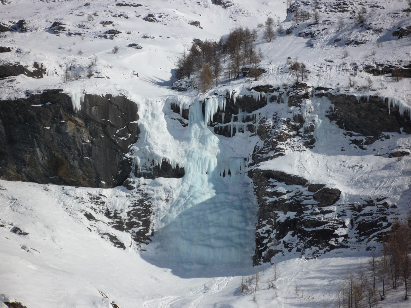 le soleil sur la cascade en fin de journée