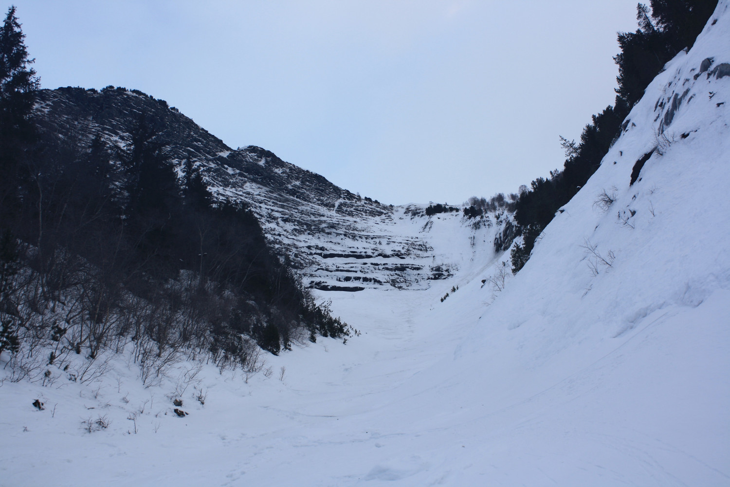 Vers l'amont, depuis le milieu du couloir NE