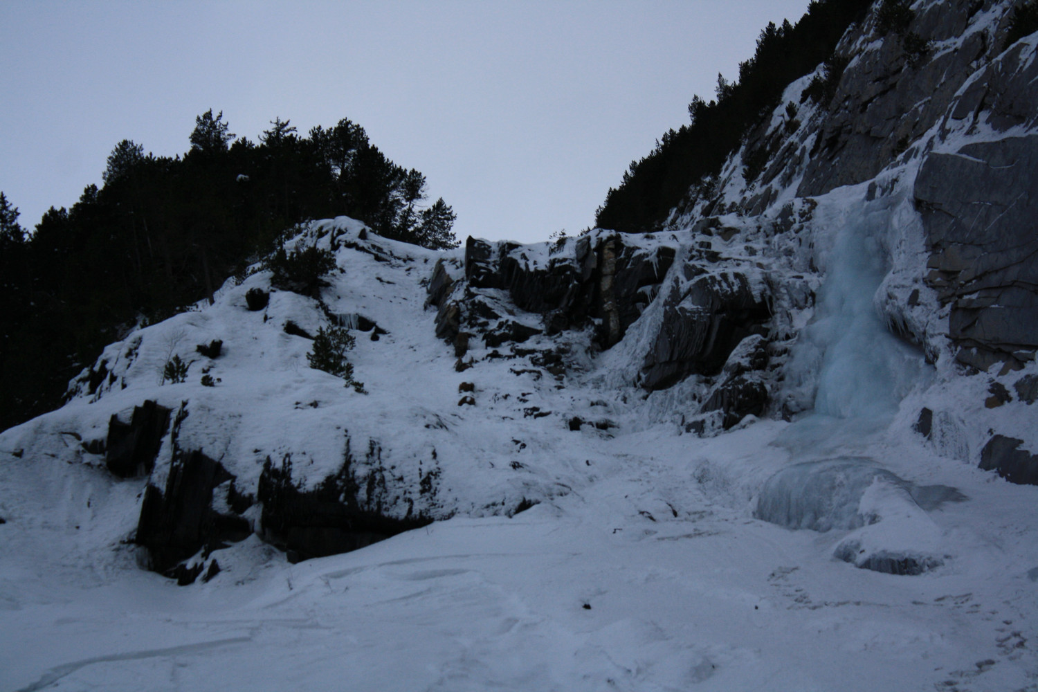 Le rognon rocheux et glacé à la base du couloir NE