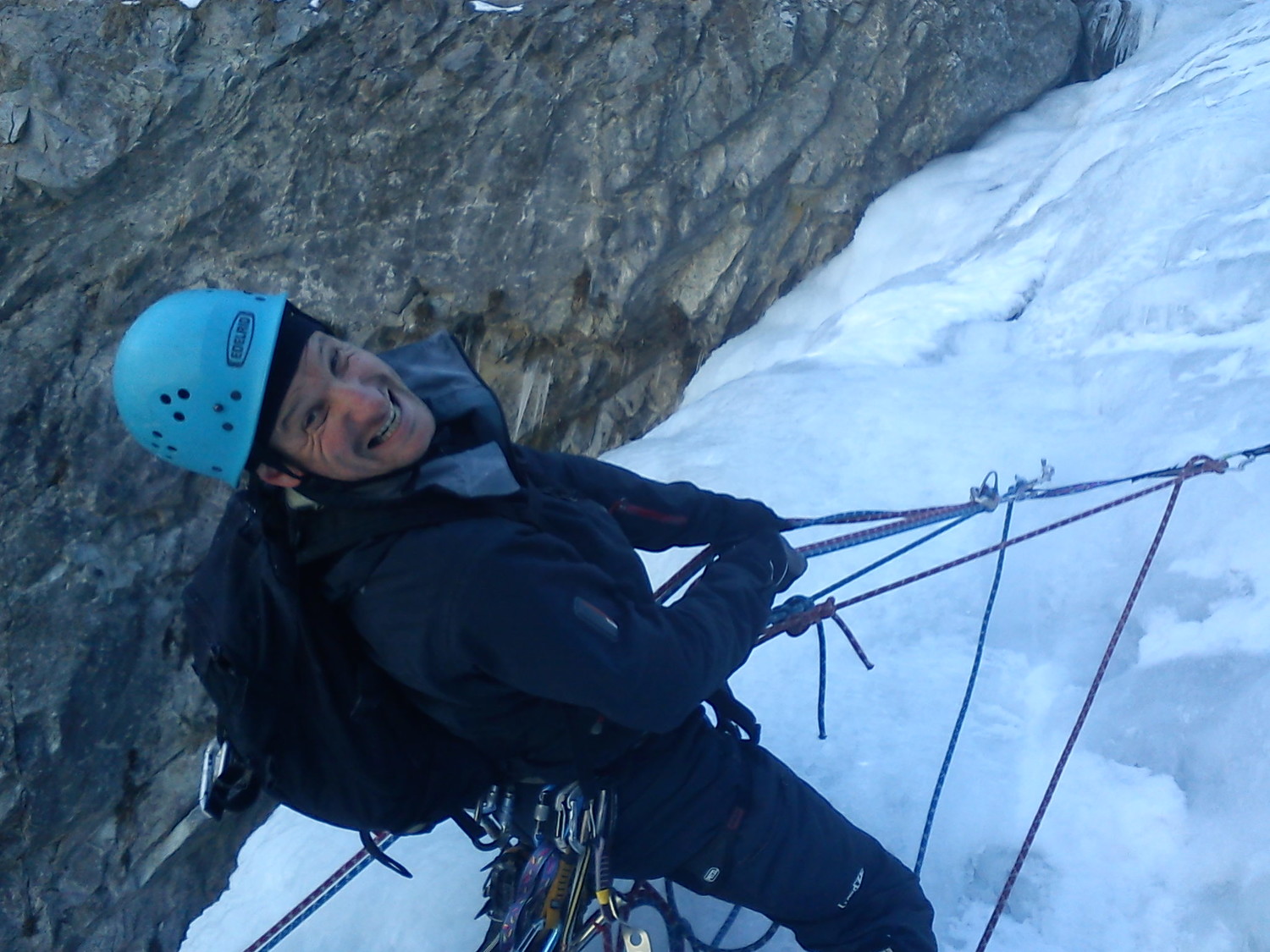 Camille en pleine bagare avec une corde récalcitrante