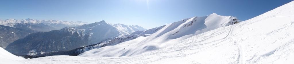 Panorama depuis la Dent du Corbeau: au fond la Vanoise, au milieu La Lauzière, au premier plan La Tuile sur la Chaîne du Grand Arc