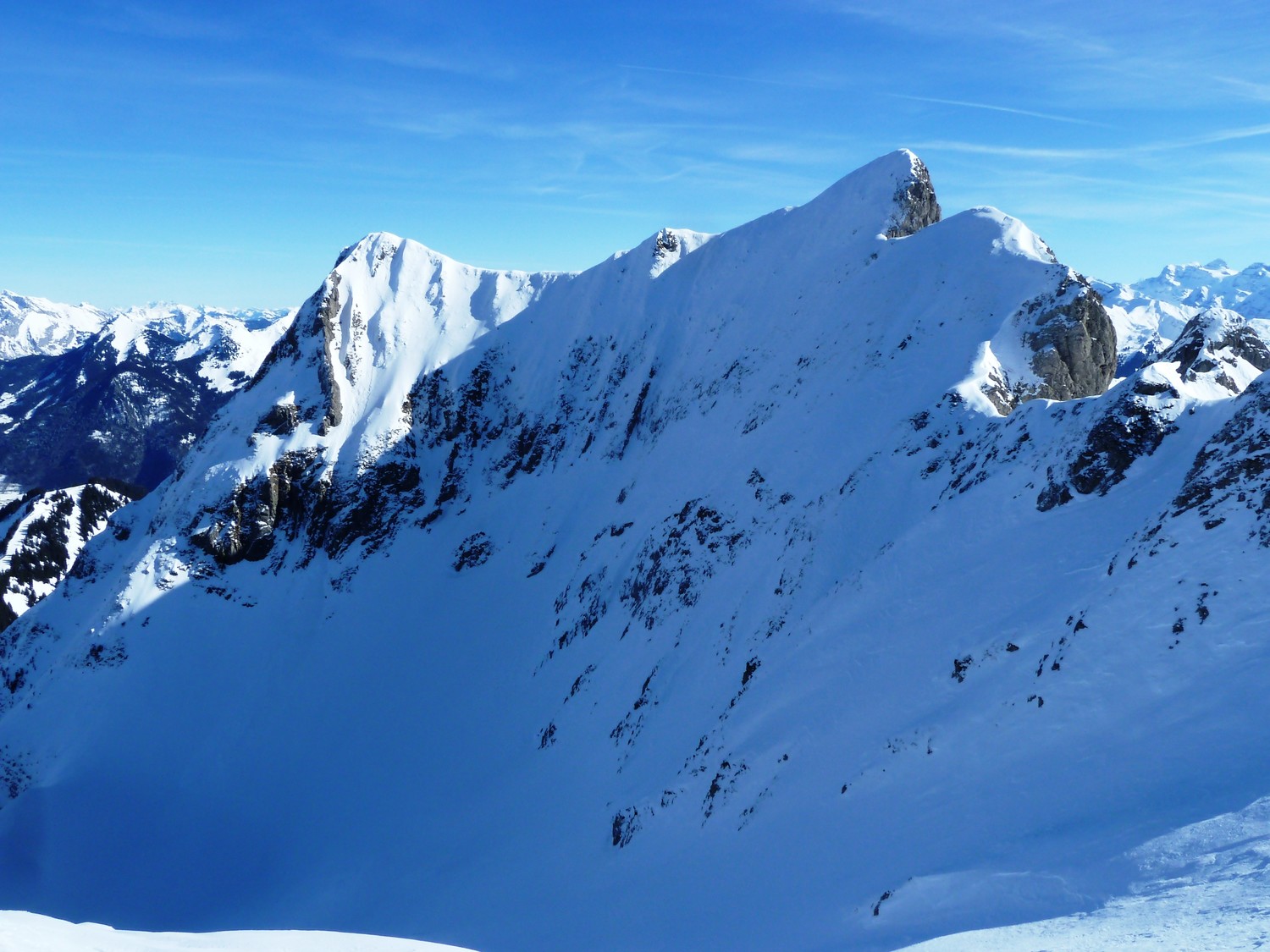 Arrivée sur l'arête sommitale au-dessus du Creux des Neiges; en face, les lignes superbes du Roc