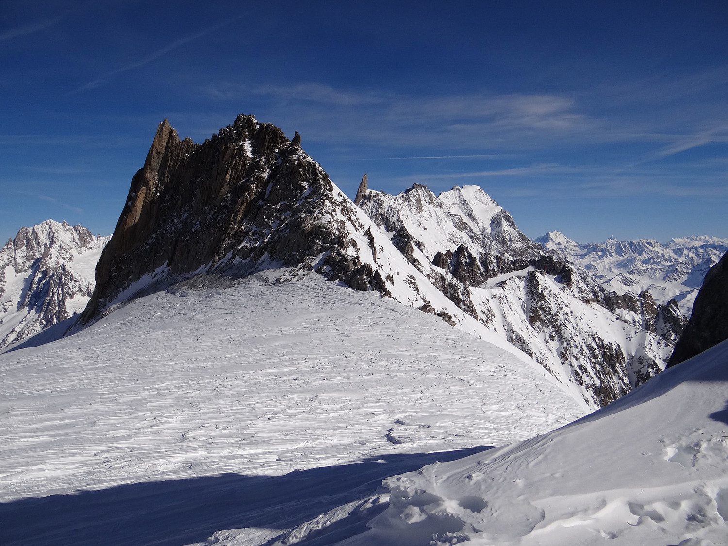 Le col et l'aiguille d'Entrèves