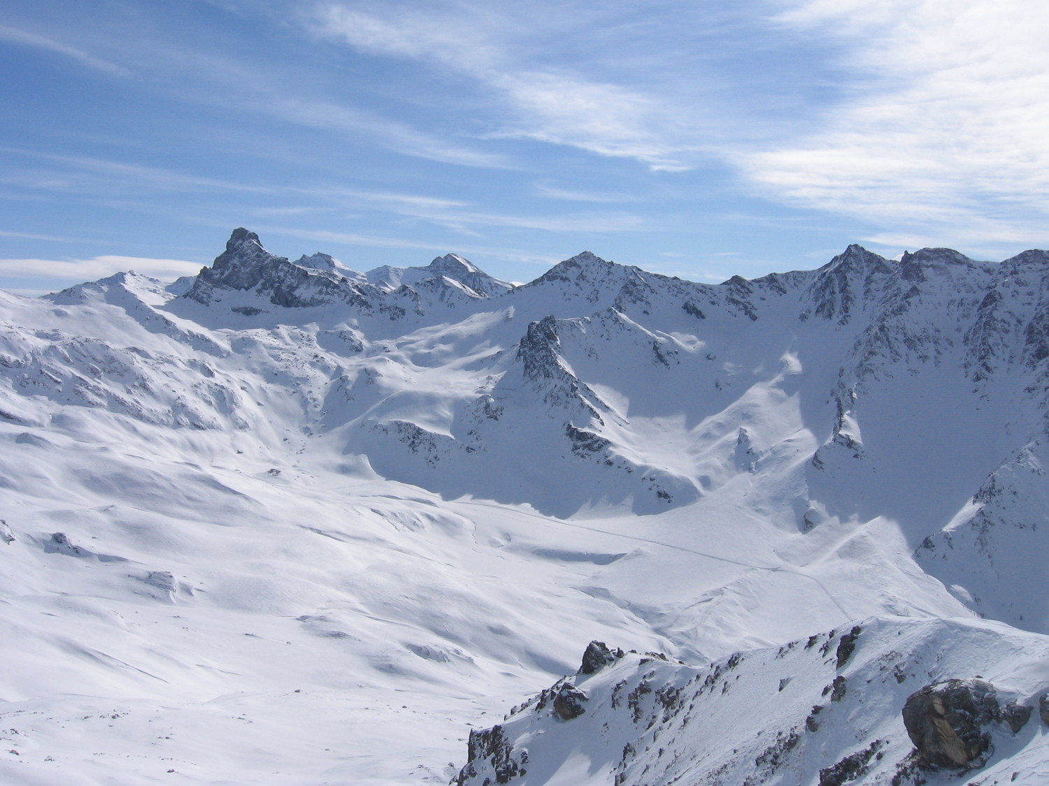 Tour du Queyron : vue sur la suite le refuge au bout de la piste