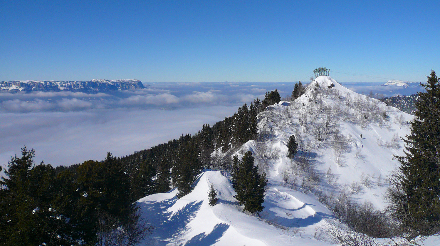 Crêt pointu et mer de nuages.