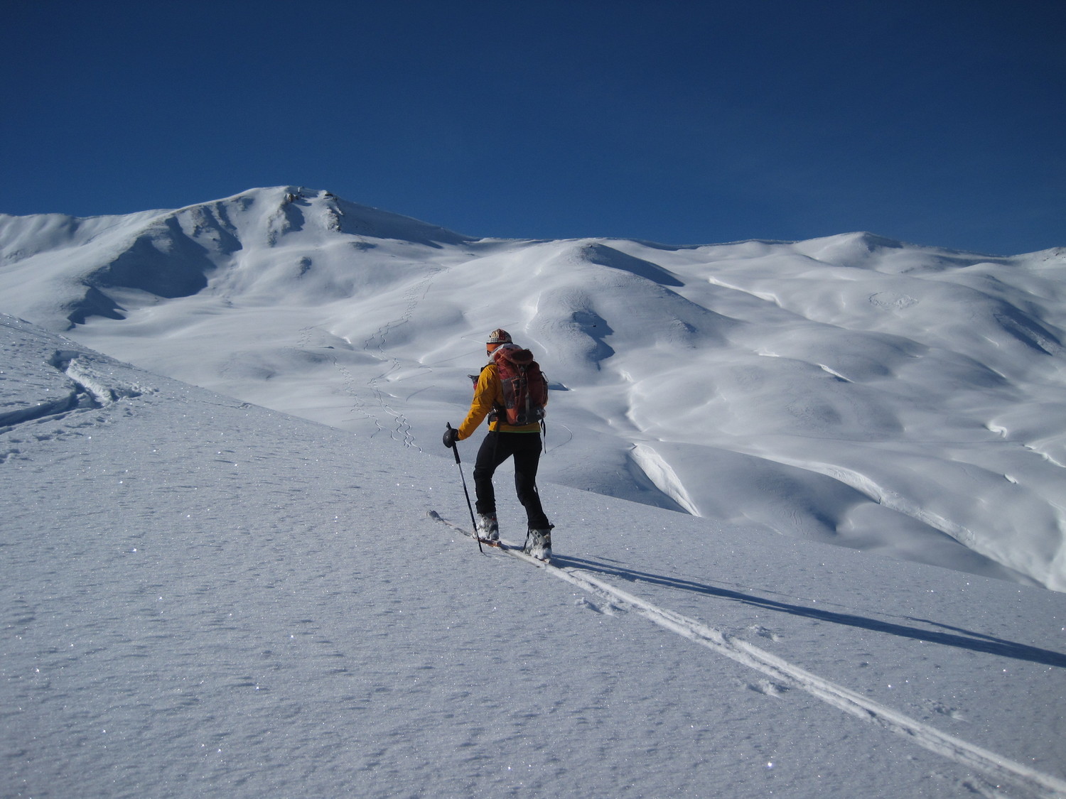 Risalita verso la quota di 2200m, in secondo piano il pendio appena sceso