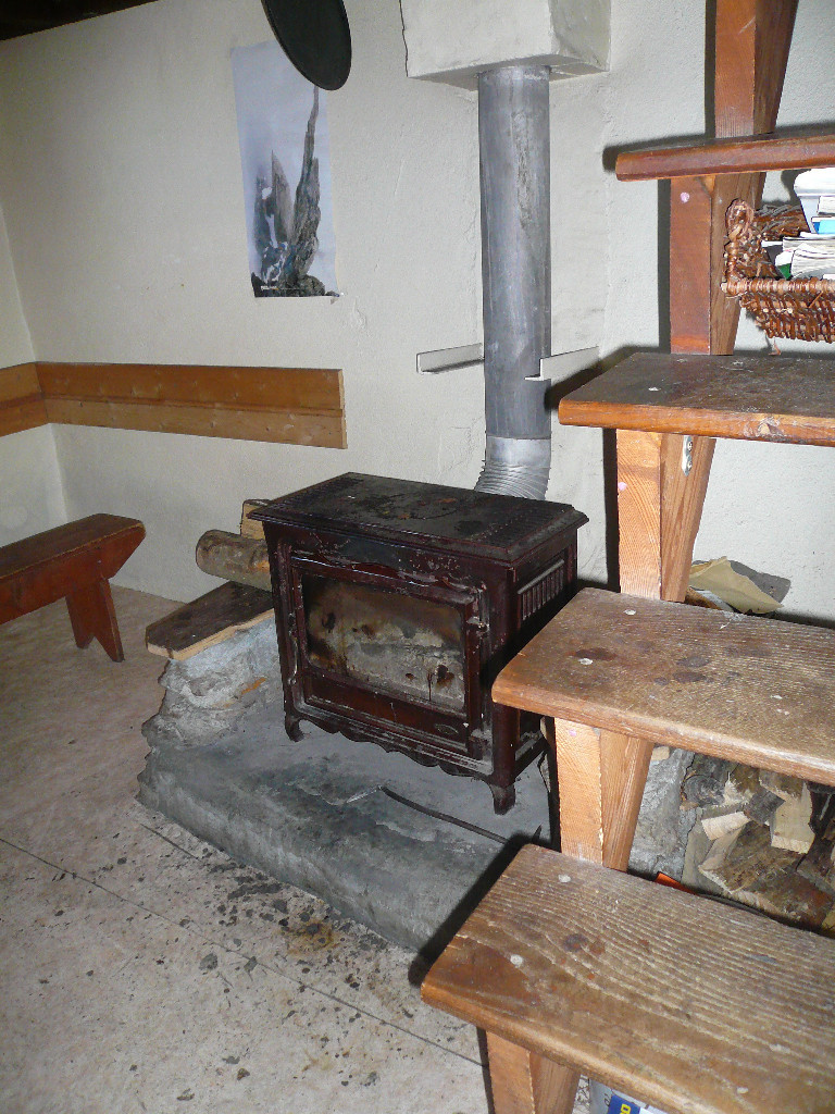 Refuge de la Pierre du Carre: la salle à manger, le poêle.