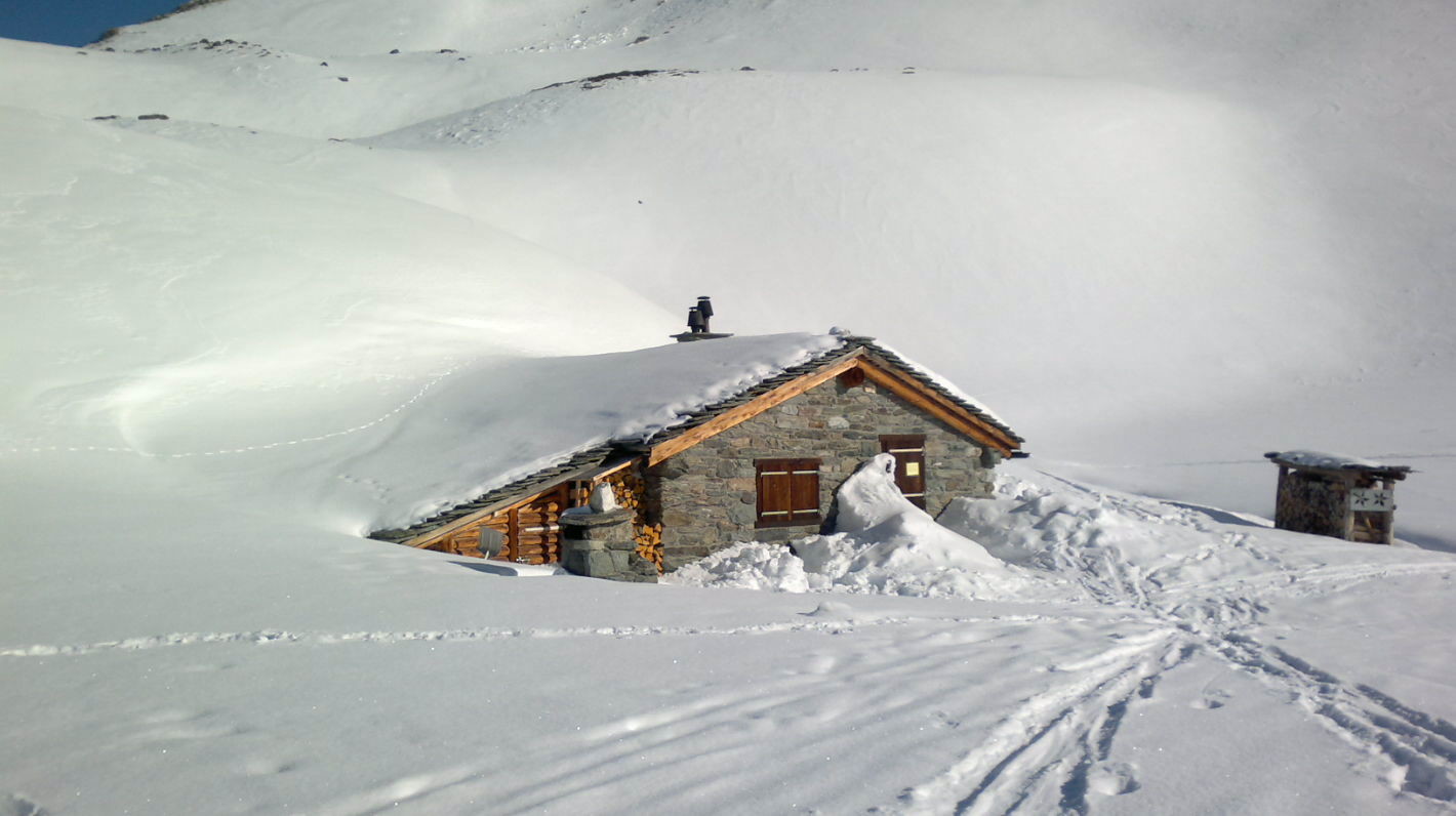 Challand presque ensevelli sous la neige