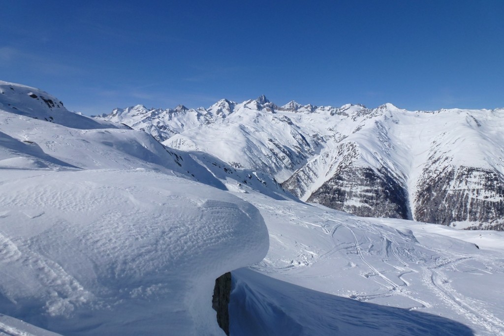 alle spalle il gruppo dei 4000m della Jungfrau