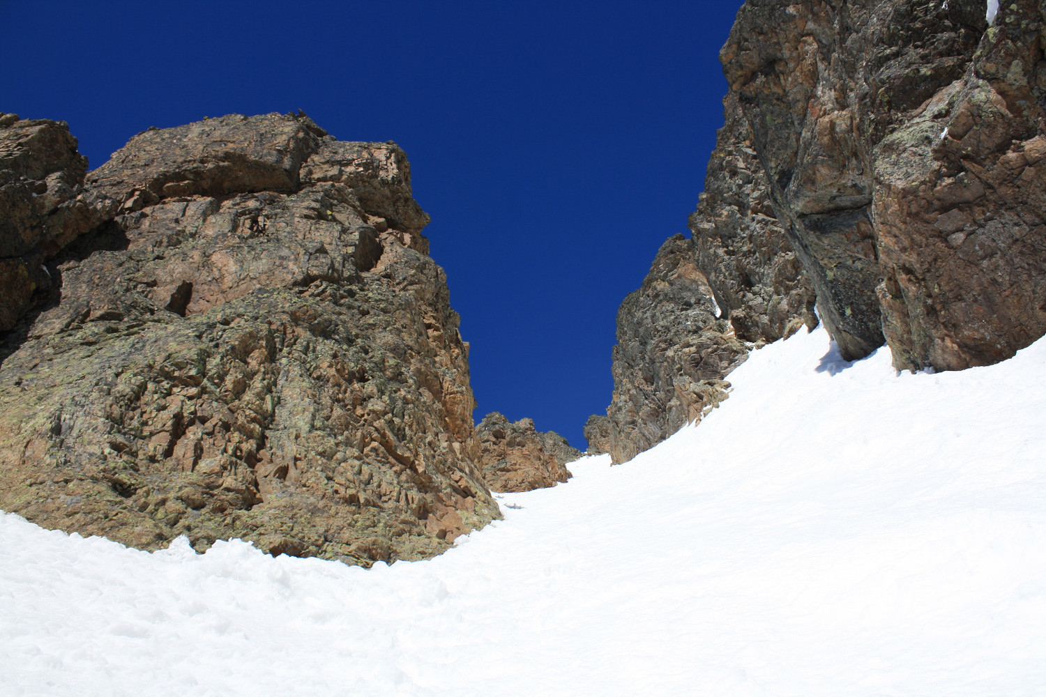 Vers la sortie, depuis la moitié du couloir diagonal