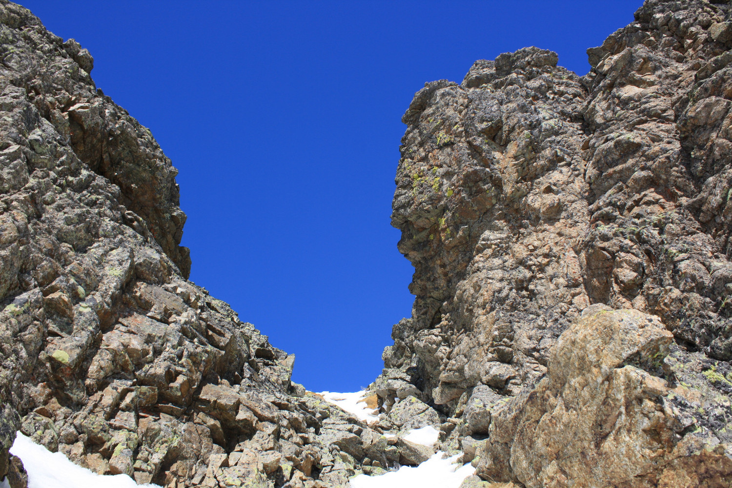 La section étroite et déneigée permettant d'accèder à la Brèche 2900m