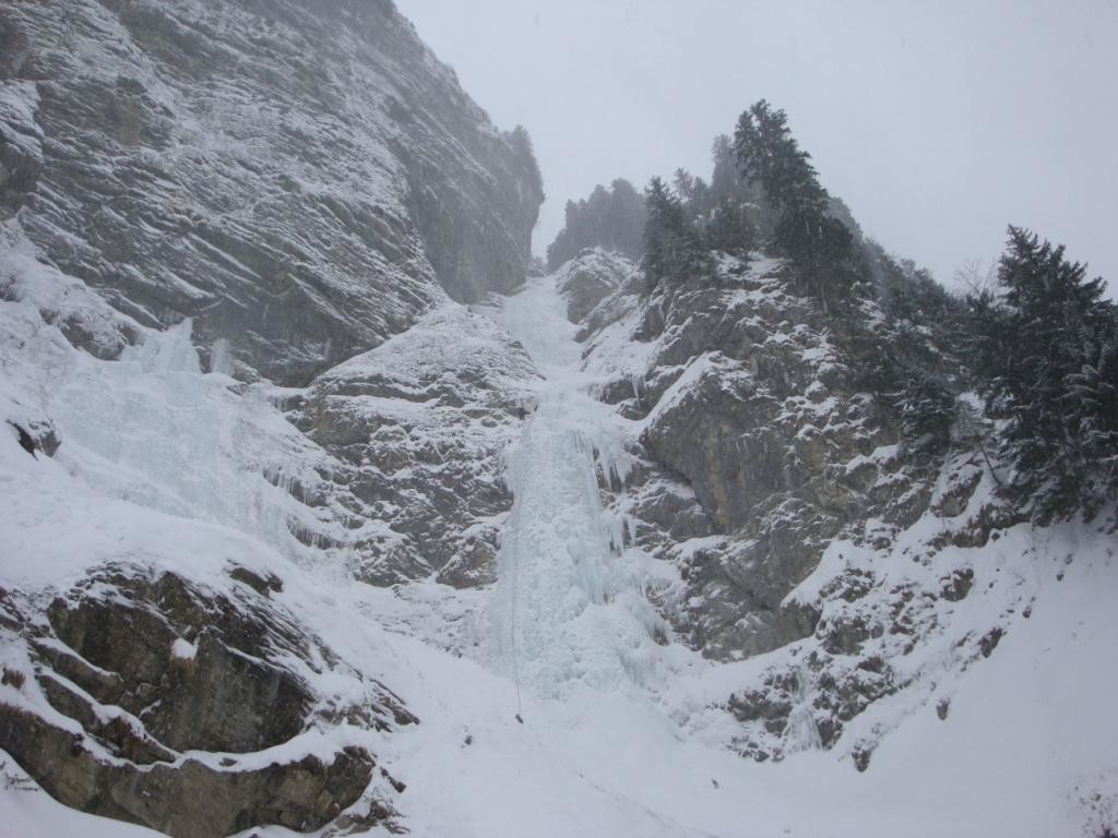 la petite cascade à gauche (avec relais en place) ne nous a pas inspiré à cause d'accus de neige