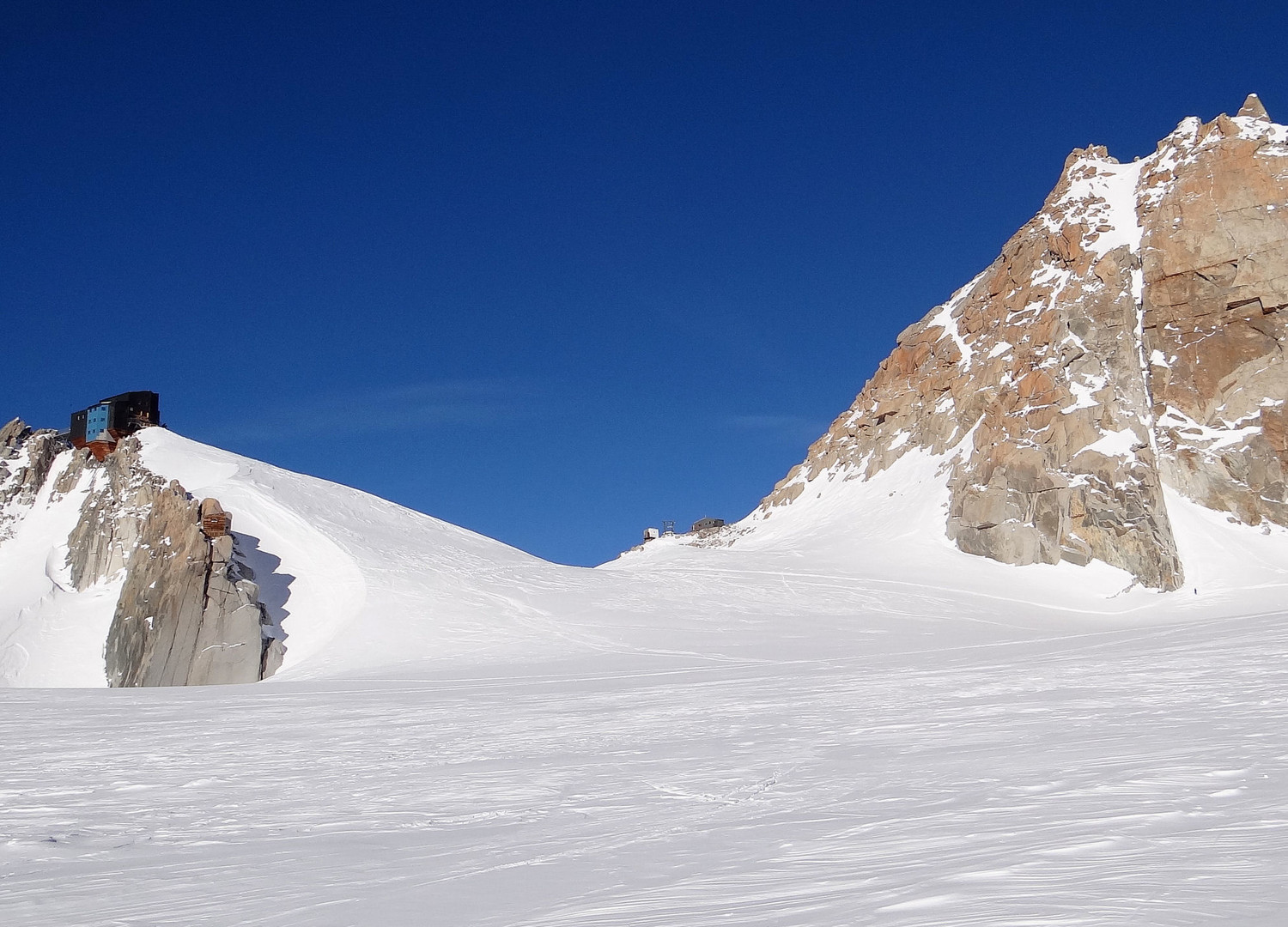 Abri Simond au col - Refuge des Cosmiques à gauche