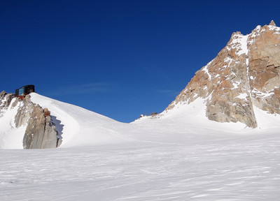 Abri Simond au col - Refuge des Cosmiques à gauche Abri Simond au col - Refuge des Cosmiques à gauche