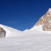 Abri Simond au col  -  Refuge des Cosmiques à gauche