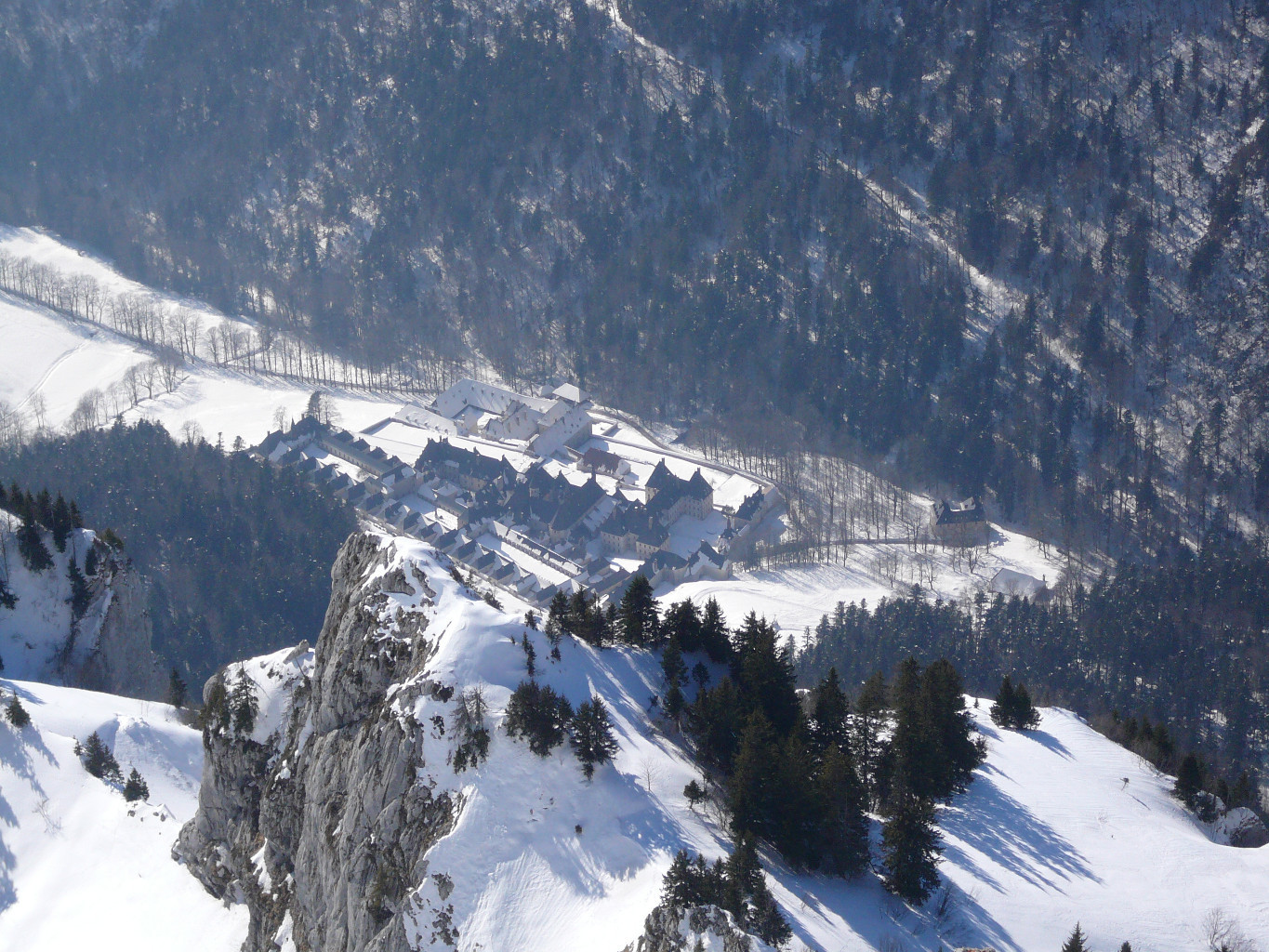 Le couvent de la Grande Chartreuse blotti au pied du Grand Som.