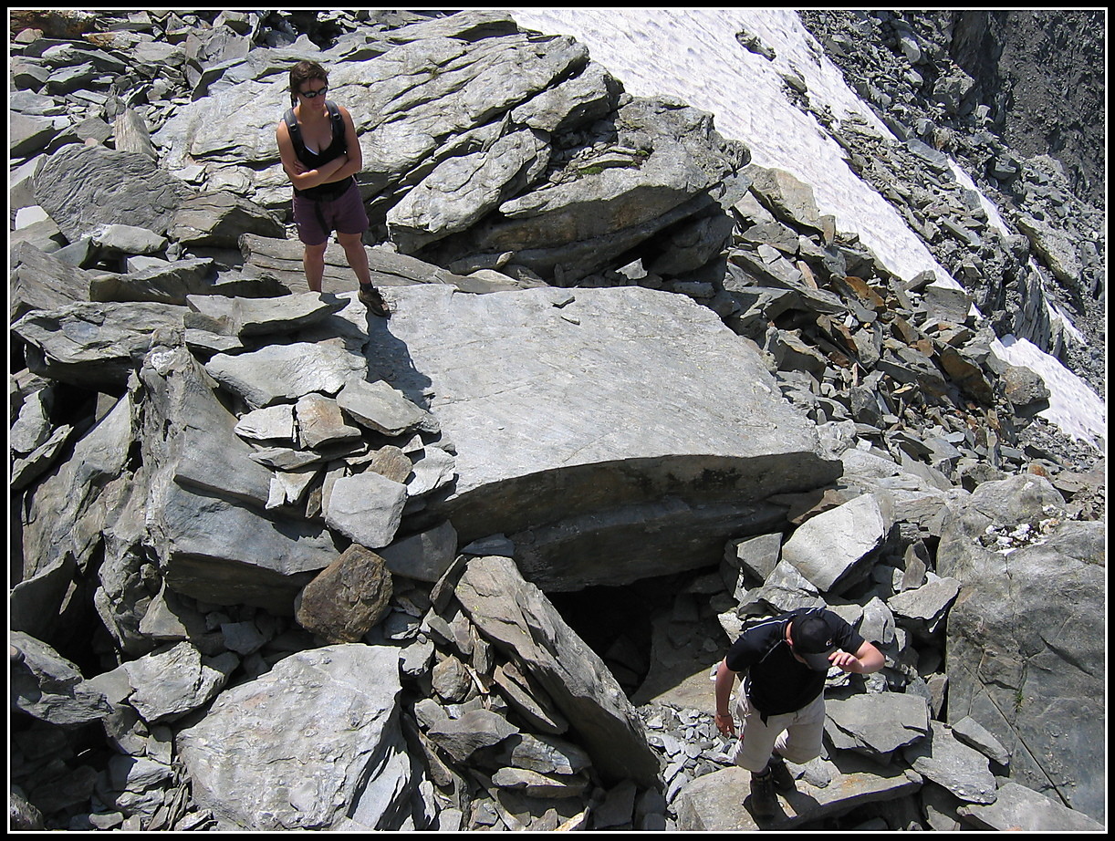 sur l'arête des dents rouges
