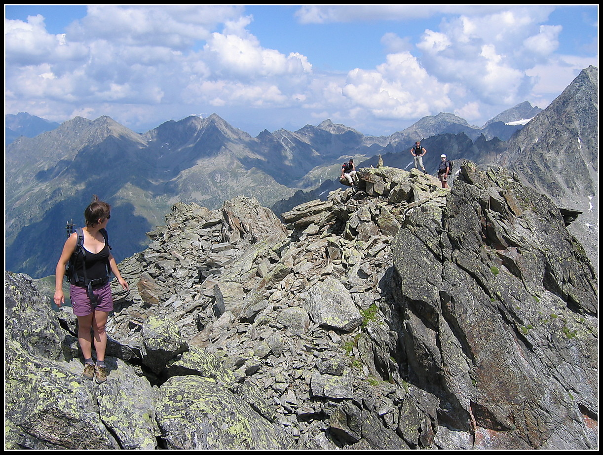 sur l'arête des dents rouges