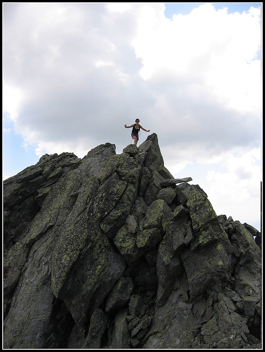 sur l'arête des dents rouges
