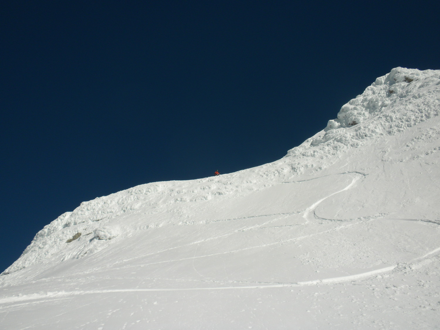 Vince dans le passage en neige glacée