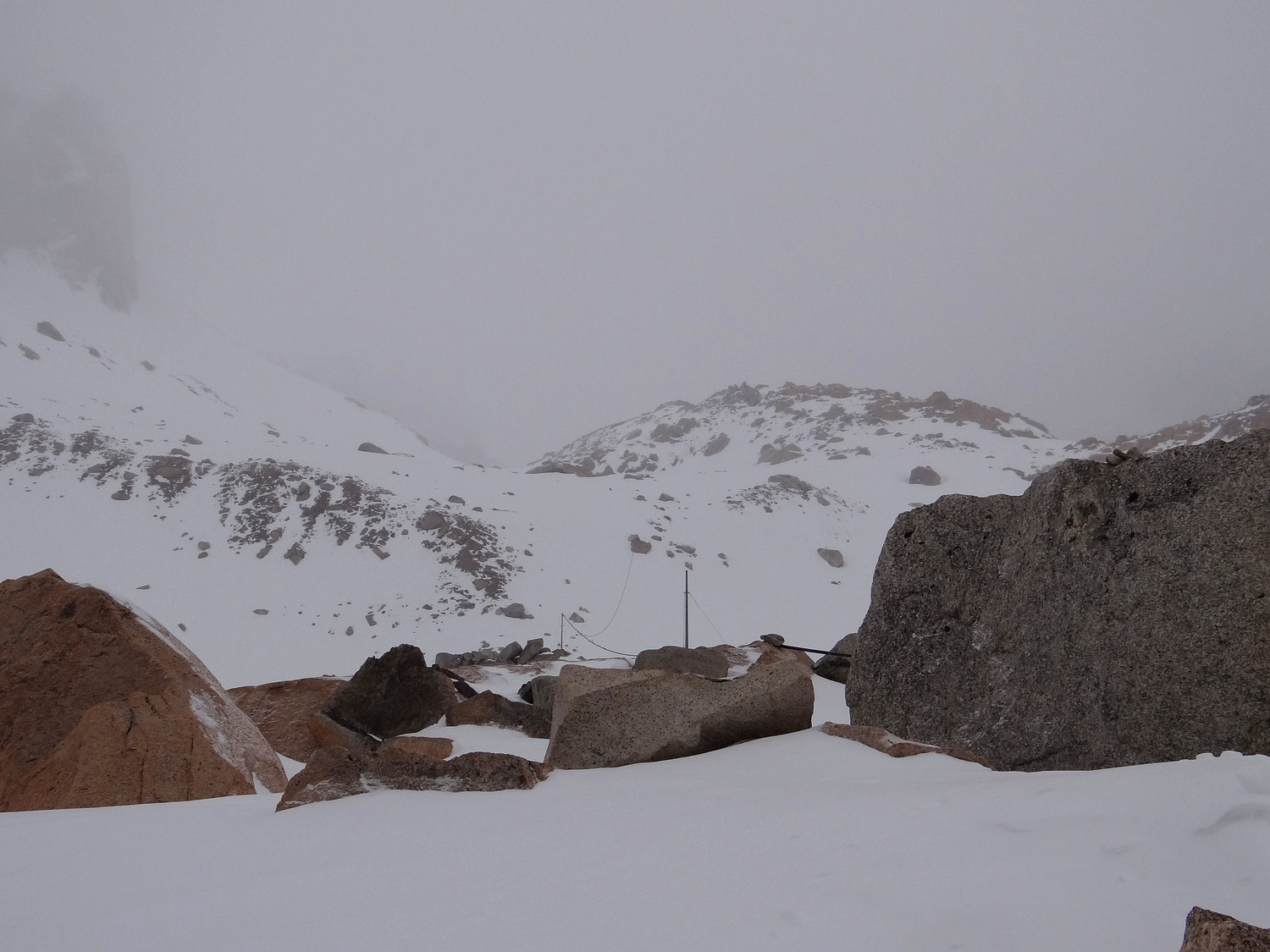 Retour par le bivouac après une tentative bien bouchée au col des Plines