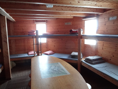 L'intérieur du bivouac de l'Envers des Dorées (partie toujours ouverte) L'intérieur du bivouac de l'Envers des Dorées (partie toujours ouverte)