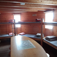 L'intérieur du bivouac de l'Envers des Dorées (partie toujours ouverte)