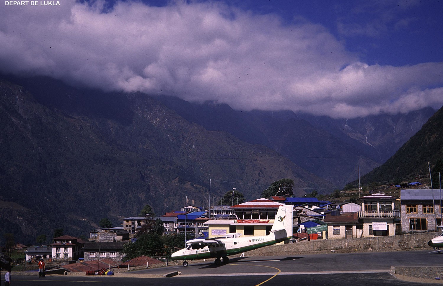 Décollage de Lukla, on retient sa respiration...au bout de la piste c'est le vide...