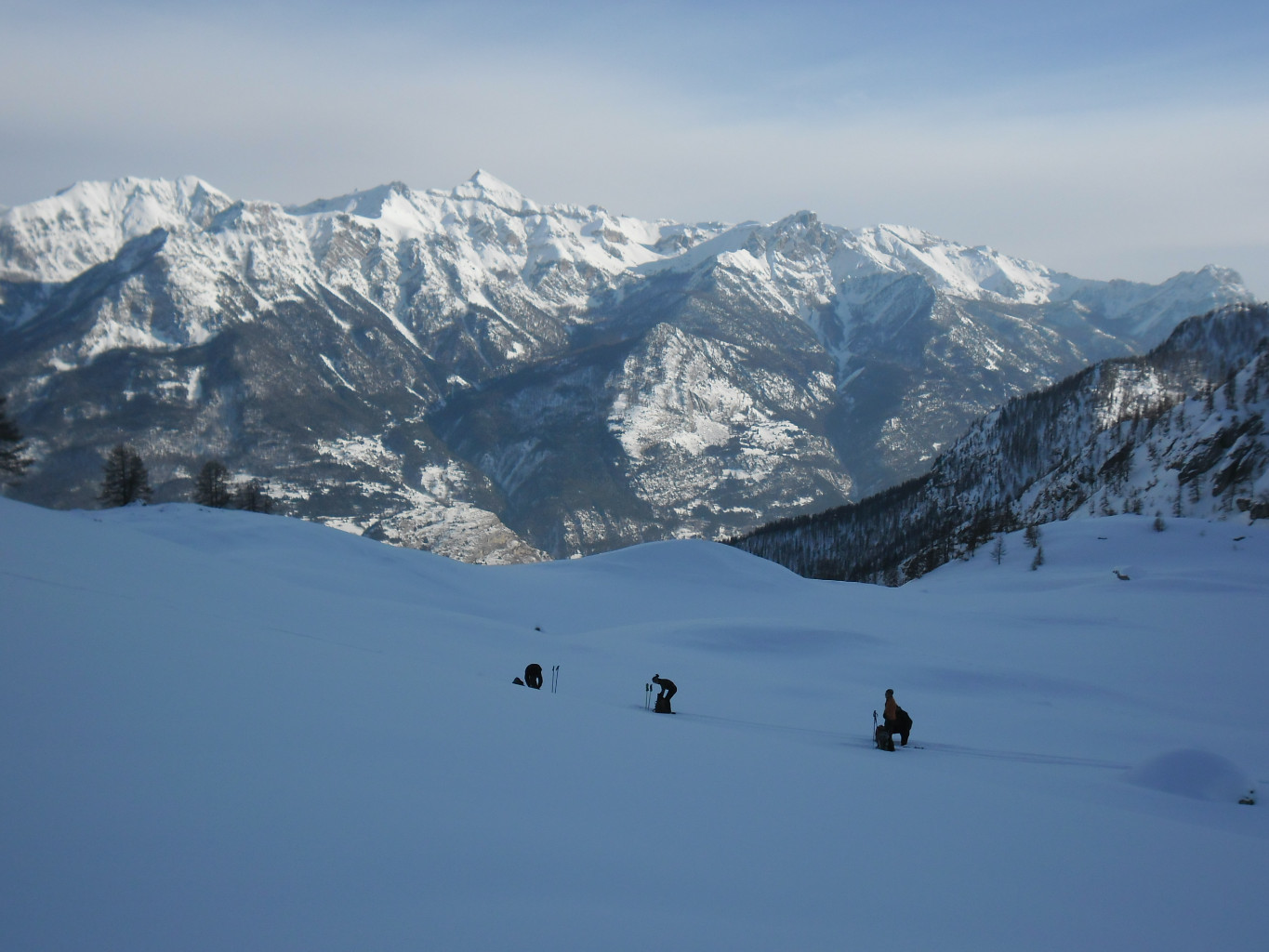 On remet les peaux pour repasser le col de la trancoulette.
